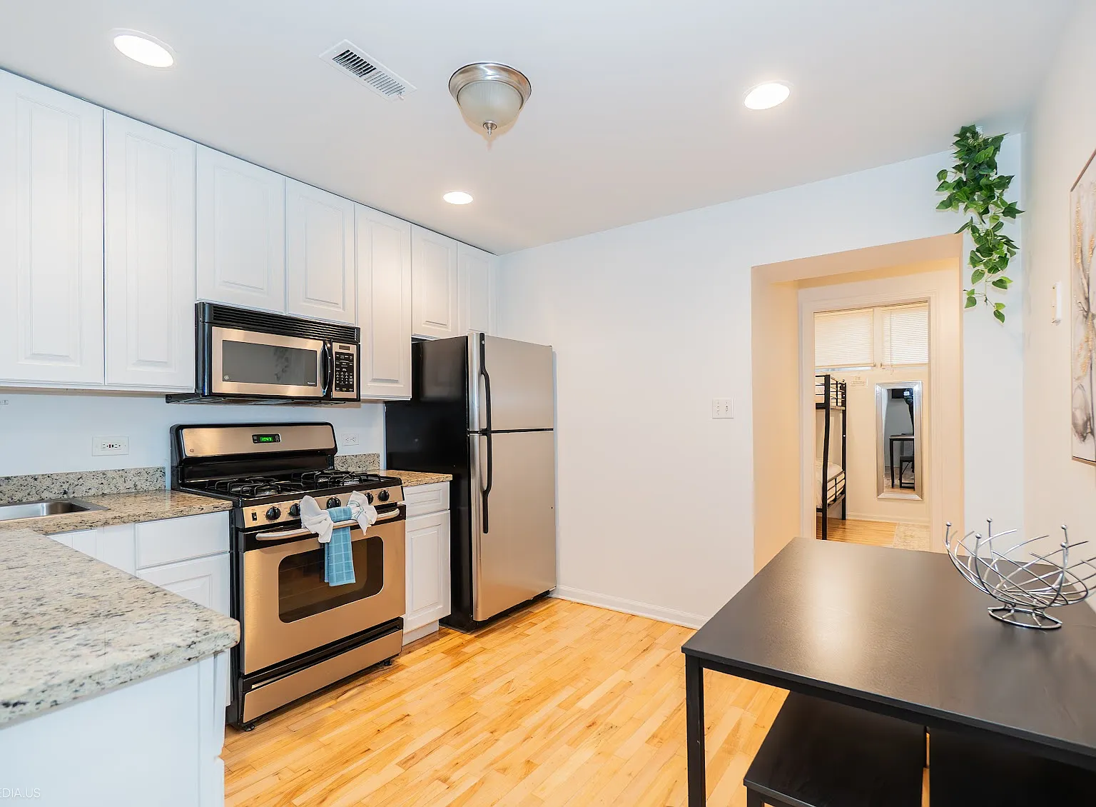 2 bed, 900 sqft, $3,700 — Photo 3