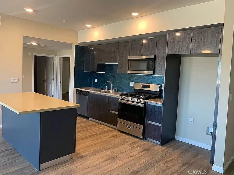 11442 Victory Blvd #403 — Photo 11