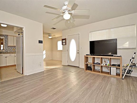 4th image of 2914 Paine Ln