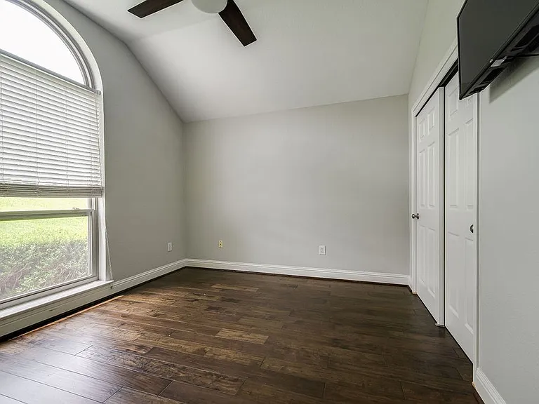 218 E Creekview Dr — Photo 21