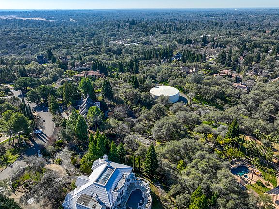 2nd image of 8985 Vista De Lago Ct