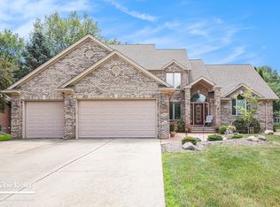 101 Country Club Ct, Saint Clair, MI 48079