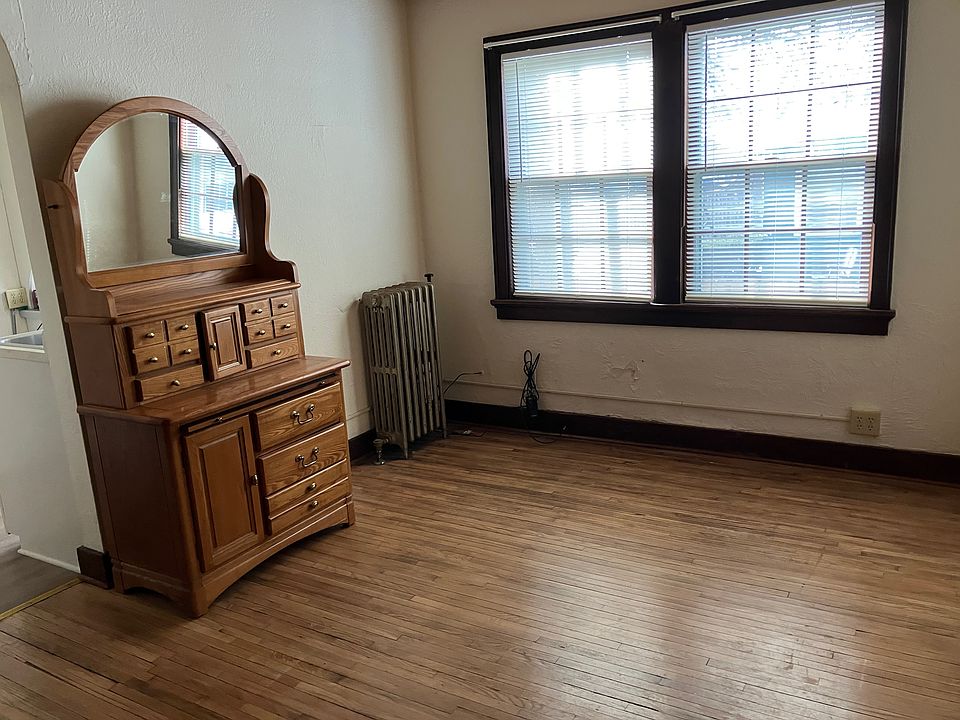 1st image of 415 E Washington St #3