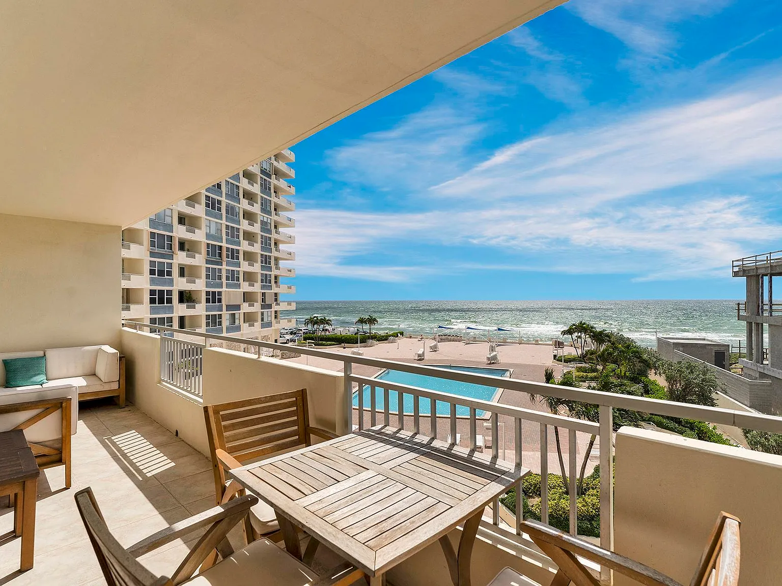 2 bed, 2.0 bath, 1422 sqft, $3,600 — Photo 4