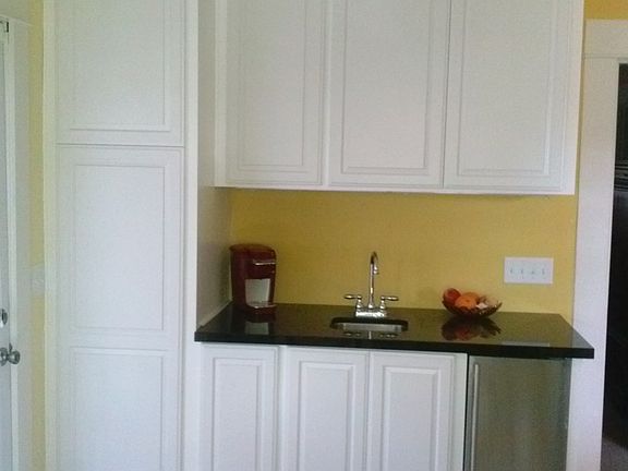 Sunroom w/ pantry + wet bar