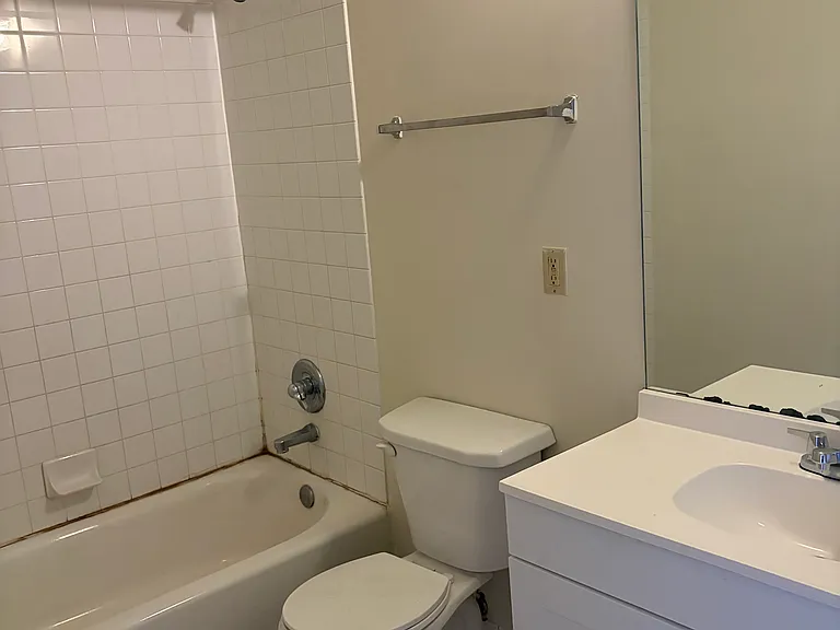 621 E 27th St #3 — Photo 8