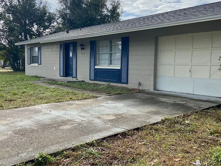 1312 Saxon Blvd — Photo 2