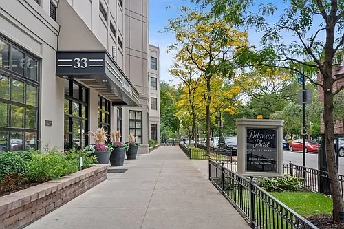 33 W Delaware Pl #13C Photo 1