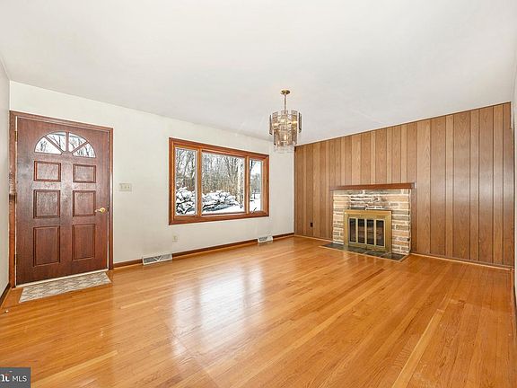 2nd image of 11511 Crickenberger Rd