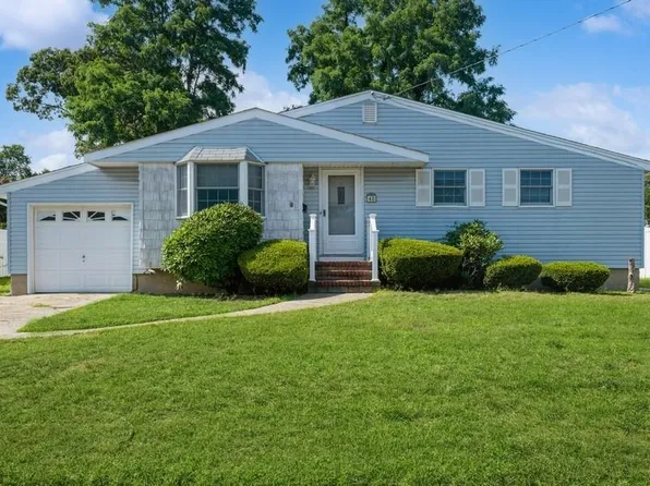 40 Fremont Street, Lindenhurst, NY 11757