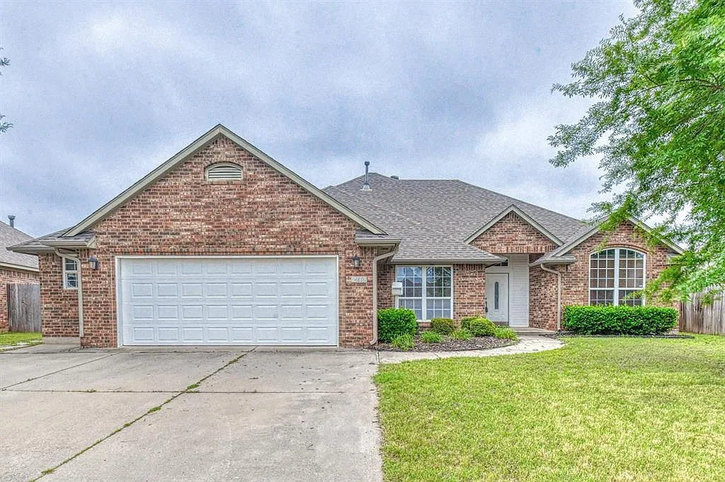 3 bed, 2.0 bath, 1915 sqft, $2,095 — Photo 2