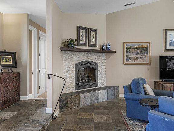 5th image of 233 Mount Tom Rd