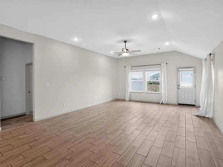 105 Greenway Dr — Photo 3