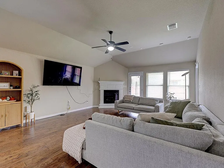 4140 Van Ness Ave — Photo 16