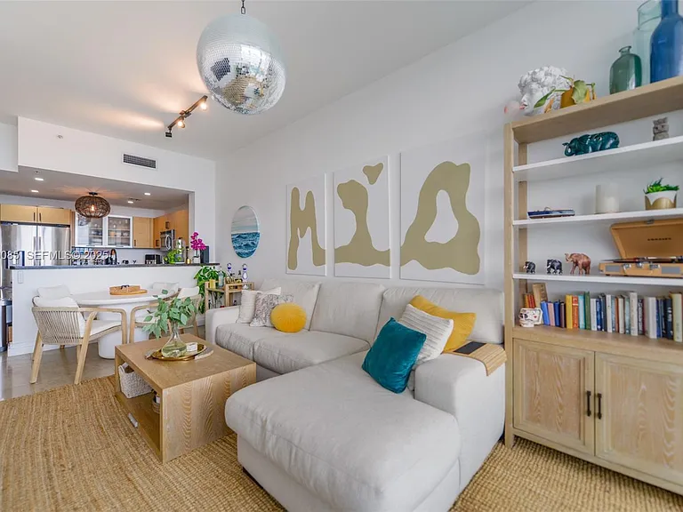 725 NE 22nd St #8D — Photo 7