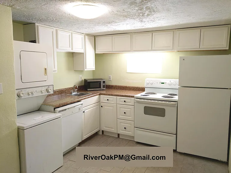 204 Wesley Ave NE — Photo 2