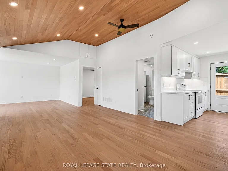 8 Cornell Ave #UPPER — Photo 17