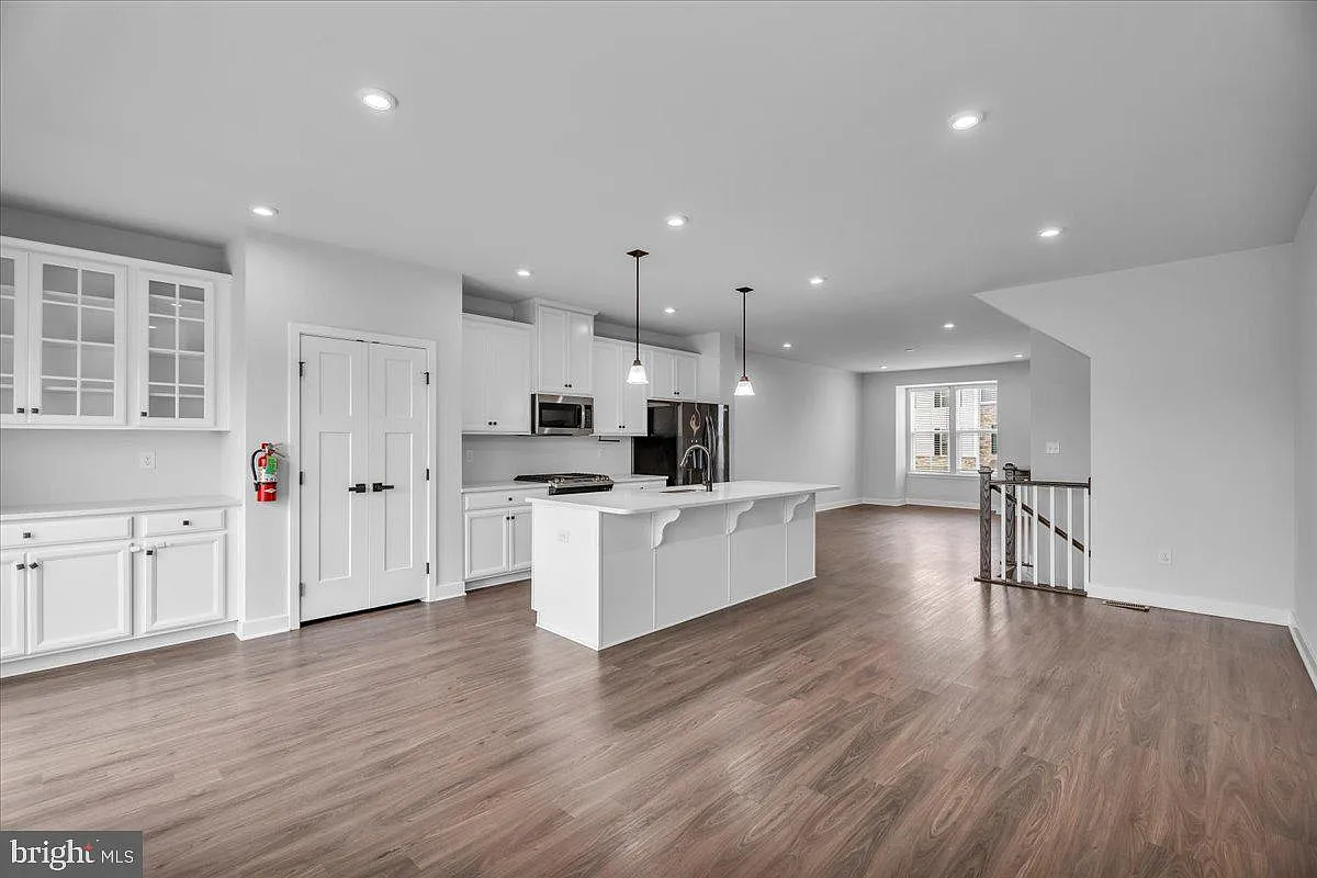 4 bed, 3.0 bath, 2285 sqft, $3,600 — Photo 4