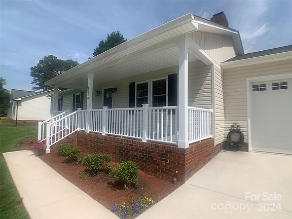 3rd image of 1178 Park Cir