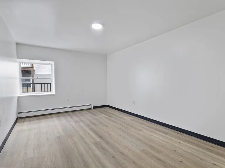Wehnwood Court Apartments — Photo 23