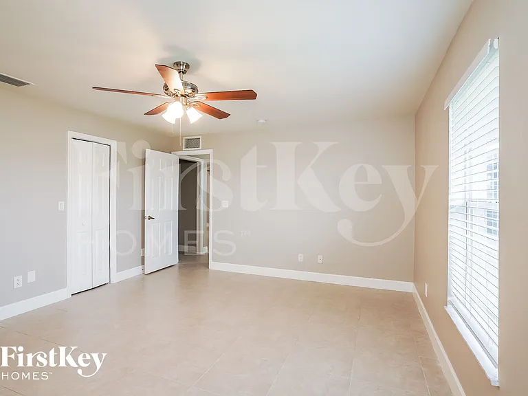 2031 NE 9th Pl — Photo 9