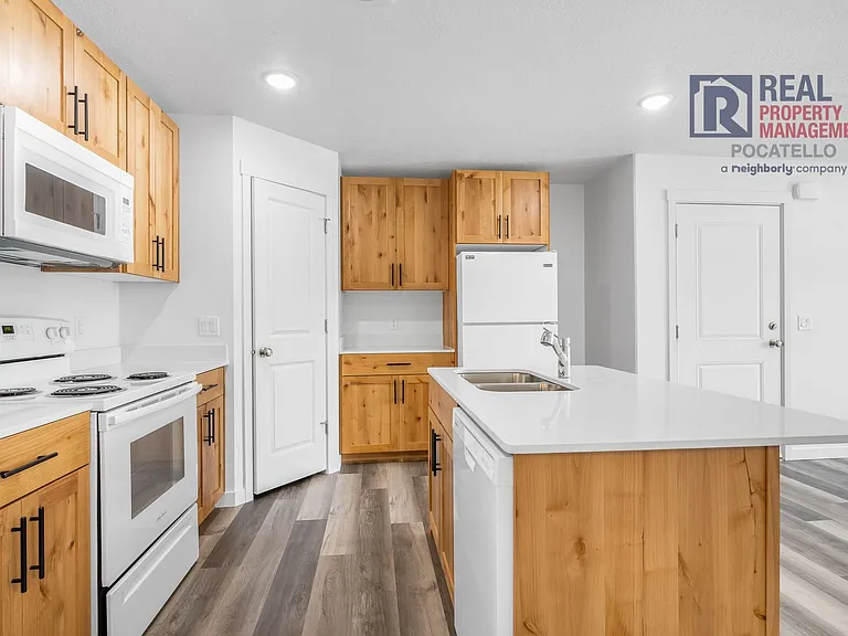 5777 S 5th Ave — Photo 3
