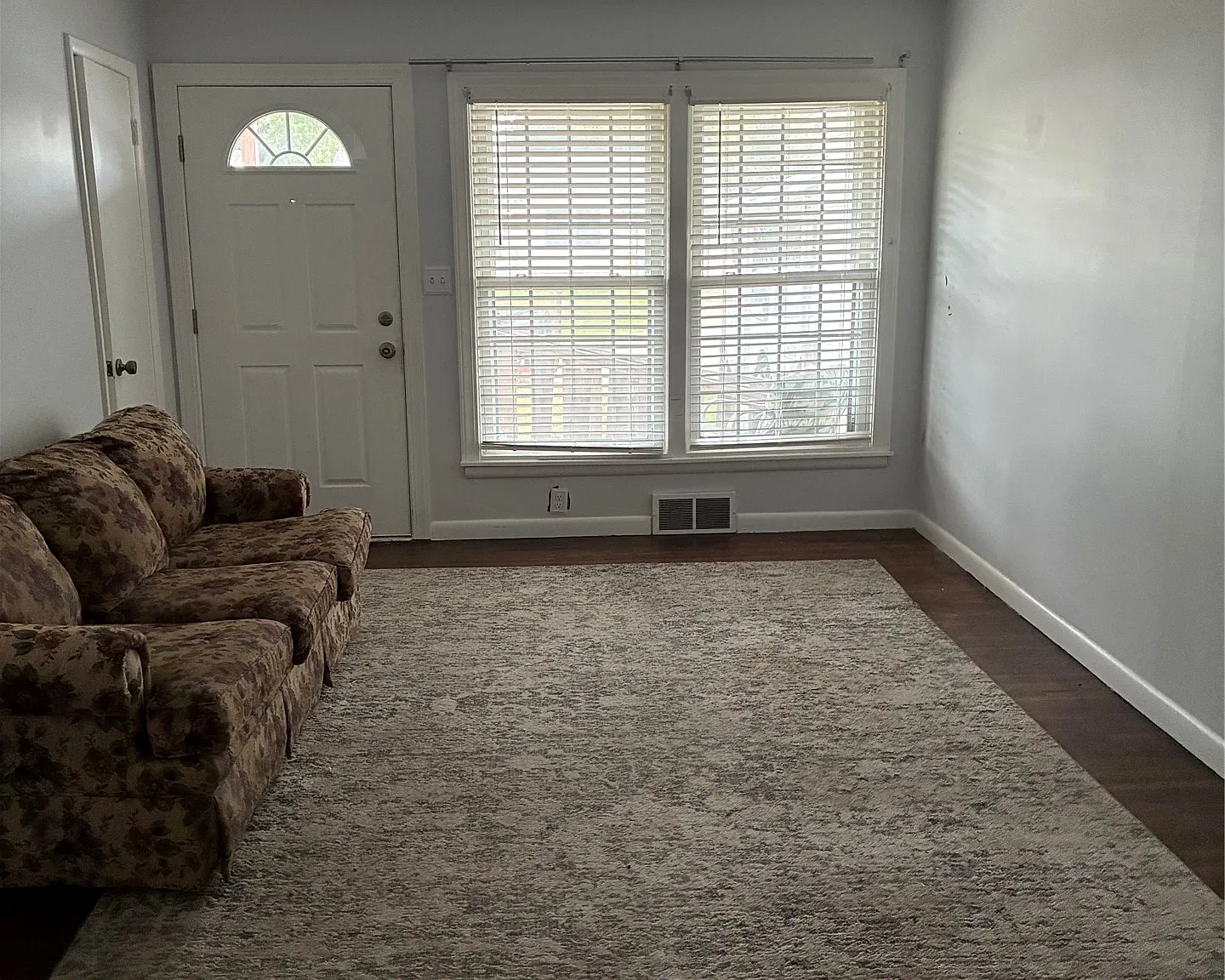 3 bed, 1.0 bath, 1032 sqft, $1,375 — Photo 2