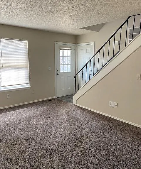 327 W Vandament Ave — Photo 5
