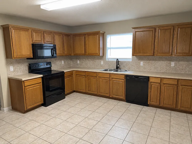 2402 Riley Dr — Photo 6