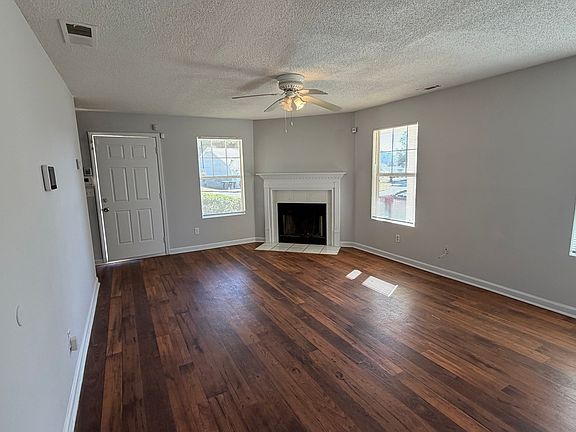 3rd image of 228 Inverness Trce