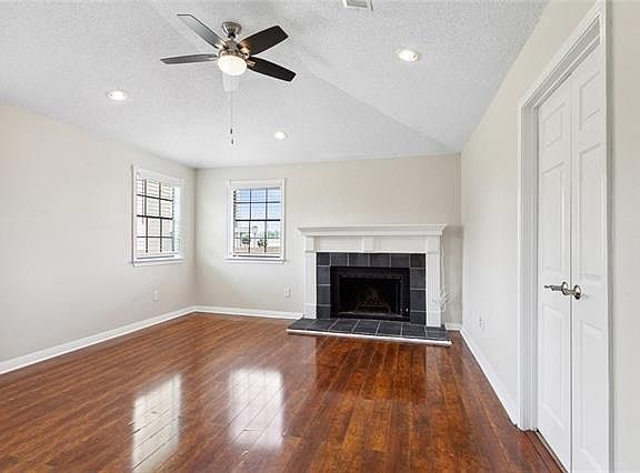 2nd image of 207 W Robert E Lee Blvd