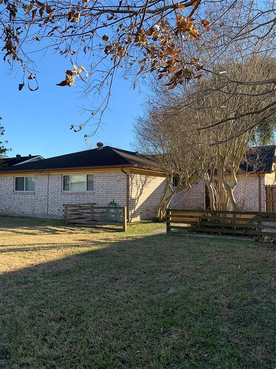 Building Photo - 12418 South Dr