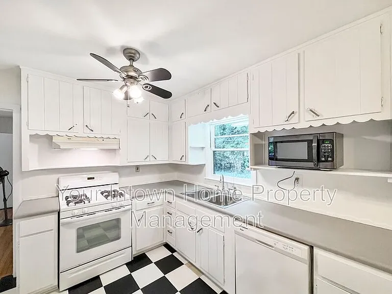 1597 Stanford Way — Photo 8