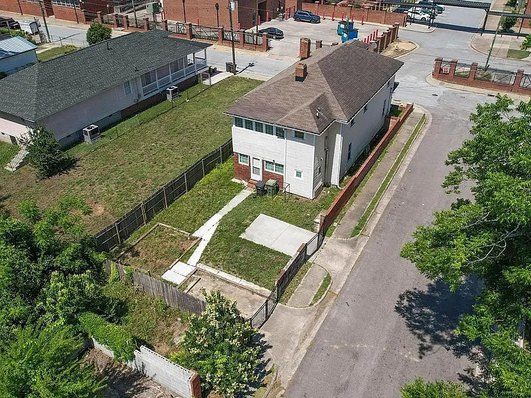 1102 Phillips St — Photo 38