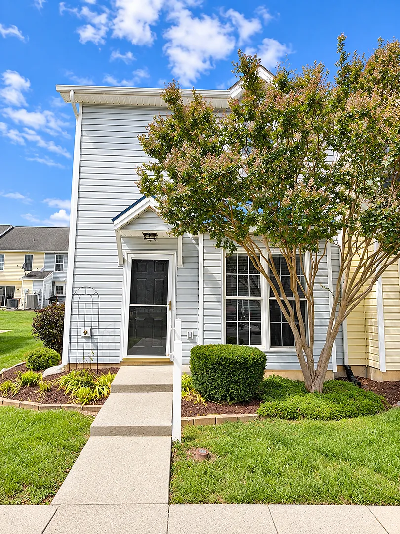 Townhouse for rent in Liberty Square — Photo 1