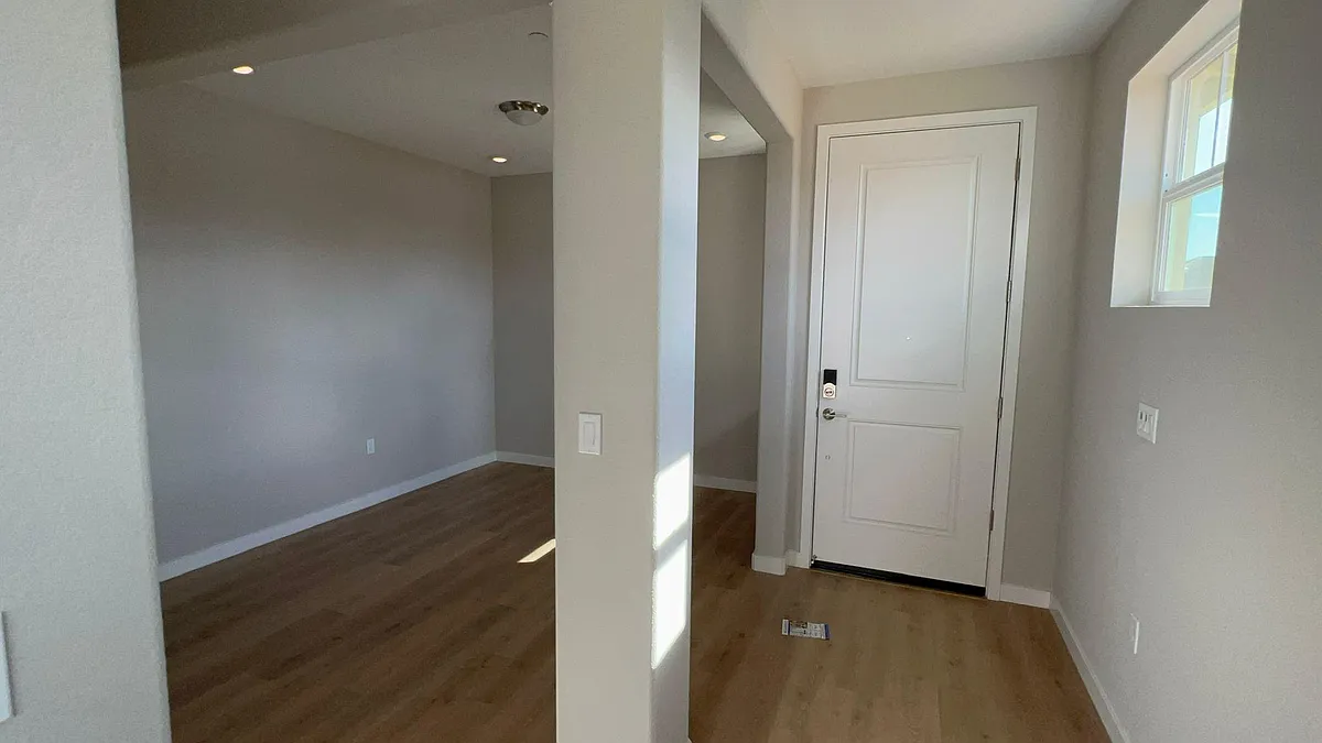 Flex Room and the Entry Door - 959 Loon St