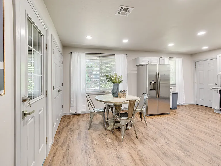 2841 Cambridge Ct — Photo 14