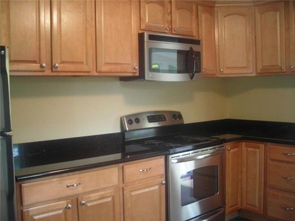 4th image of 2818 S 128th St