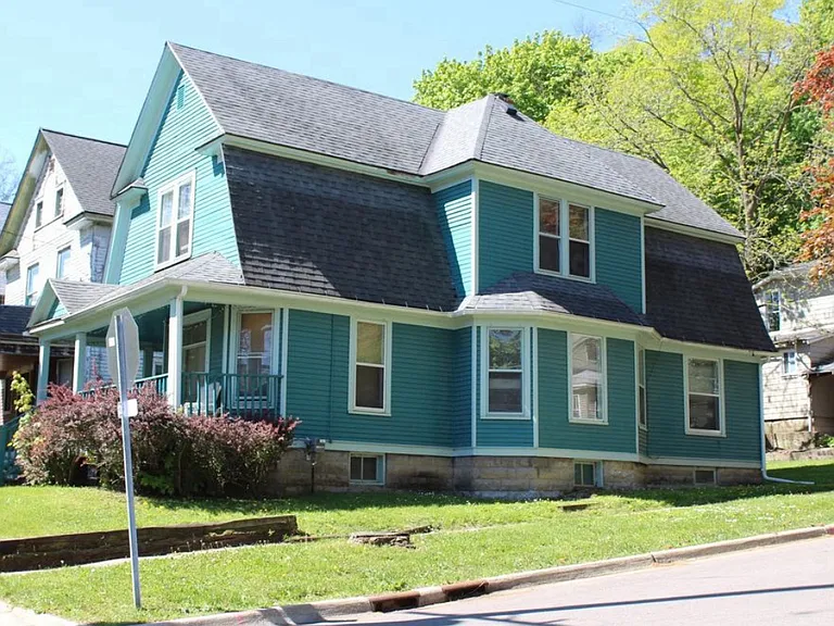 902 Davis St — Photo 2