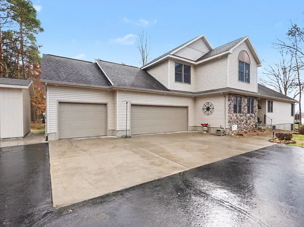 10085 Holly Ln, Stanwood, MI 49346