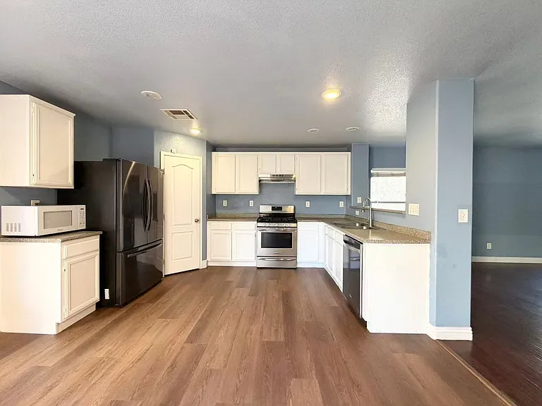 709 Jewel Tower St — Photo 8