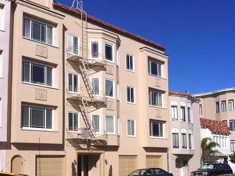 2240 Bay St — Photo 1