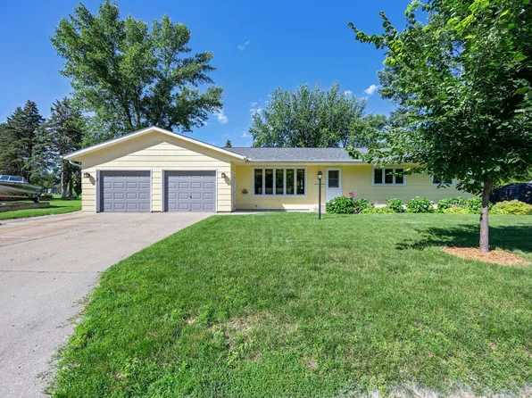 326 Circle Dr SW, Hutchinson, MN 55350