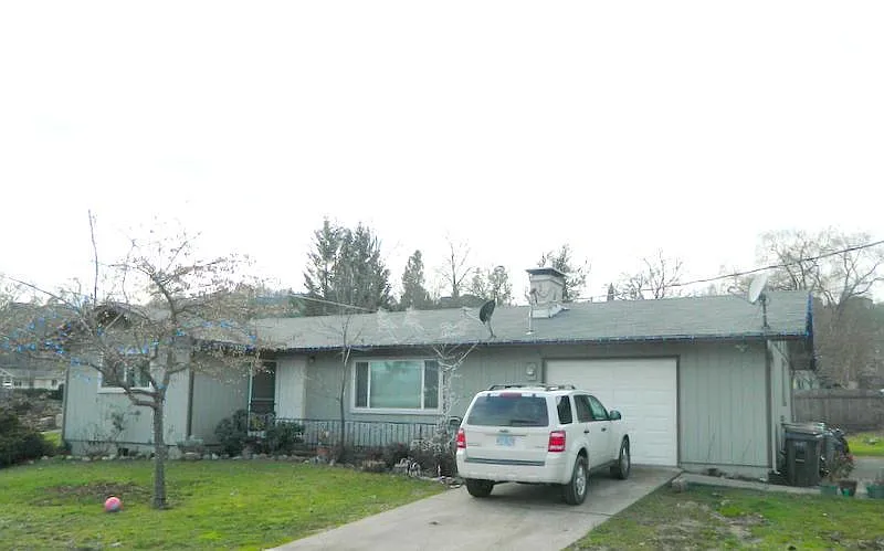 1680 NW Highland Ave photo 1