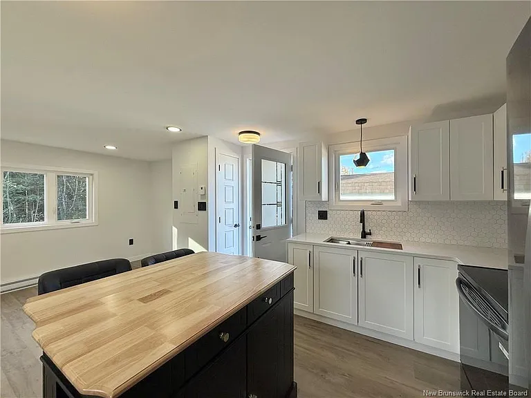 21 Rocket Ave — Photo 6