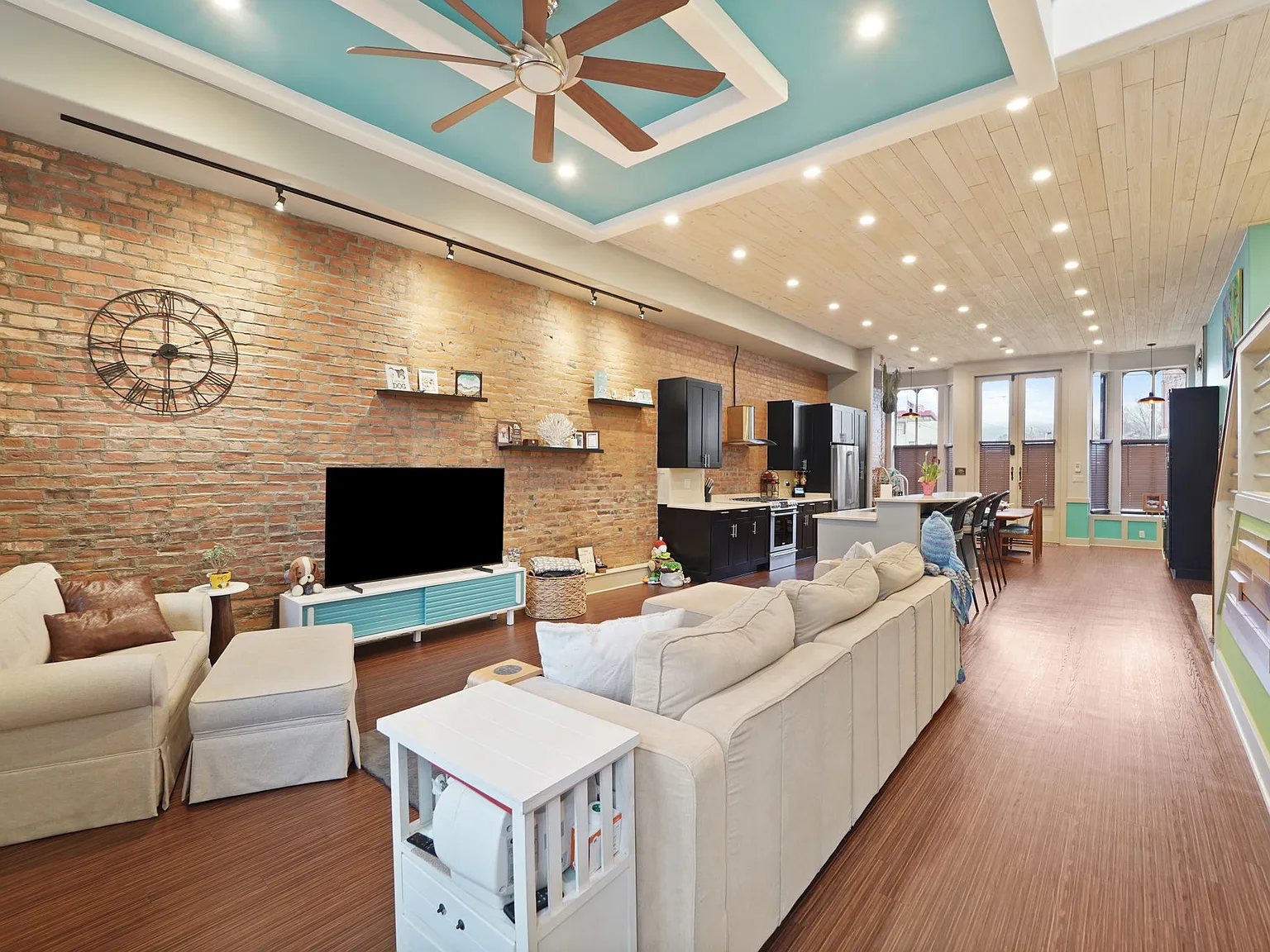 2 bed, 4400 sqft, $4,000 — Photo 2