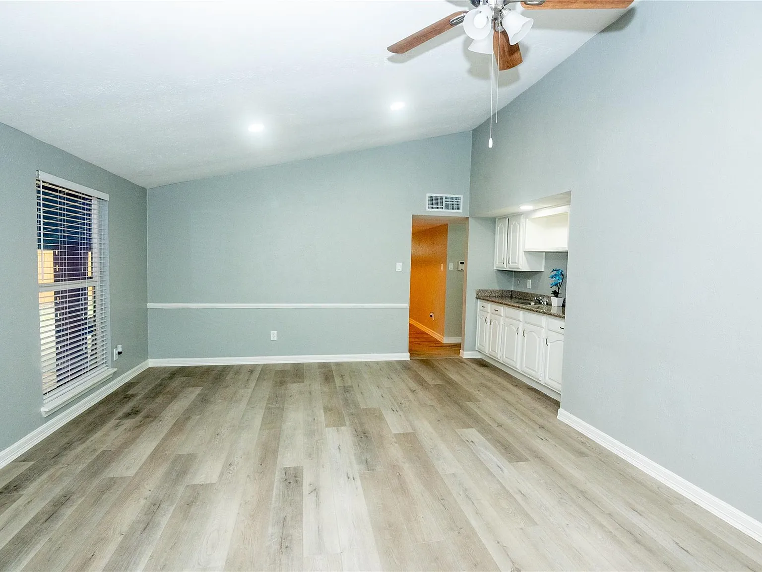 3 bed, 2.0 bath, 1828 sqft, $2,000 — Photo 4