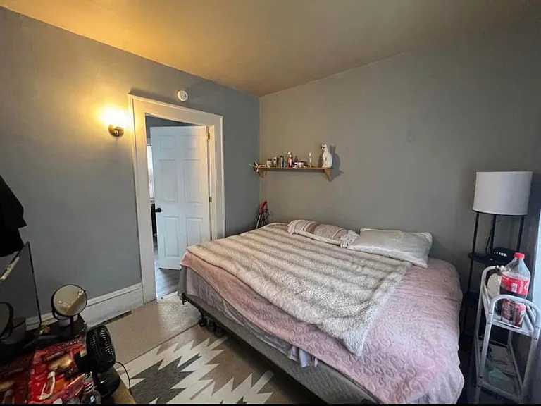 1090 Loeb St — Photo 6