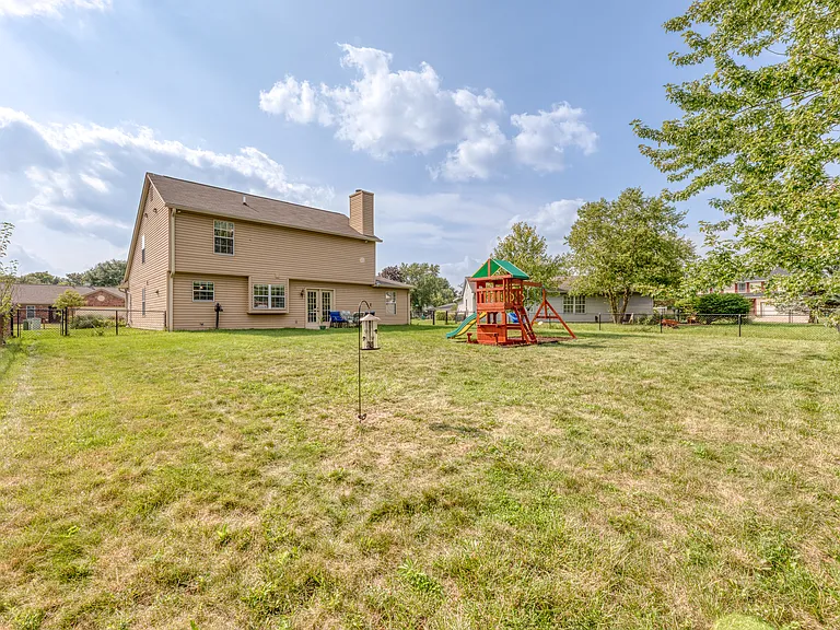 7555 Crickwood Ln — Photo 3