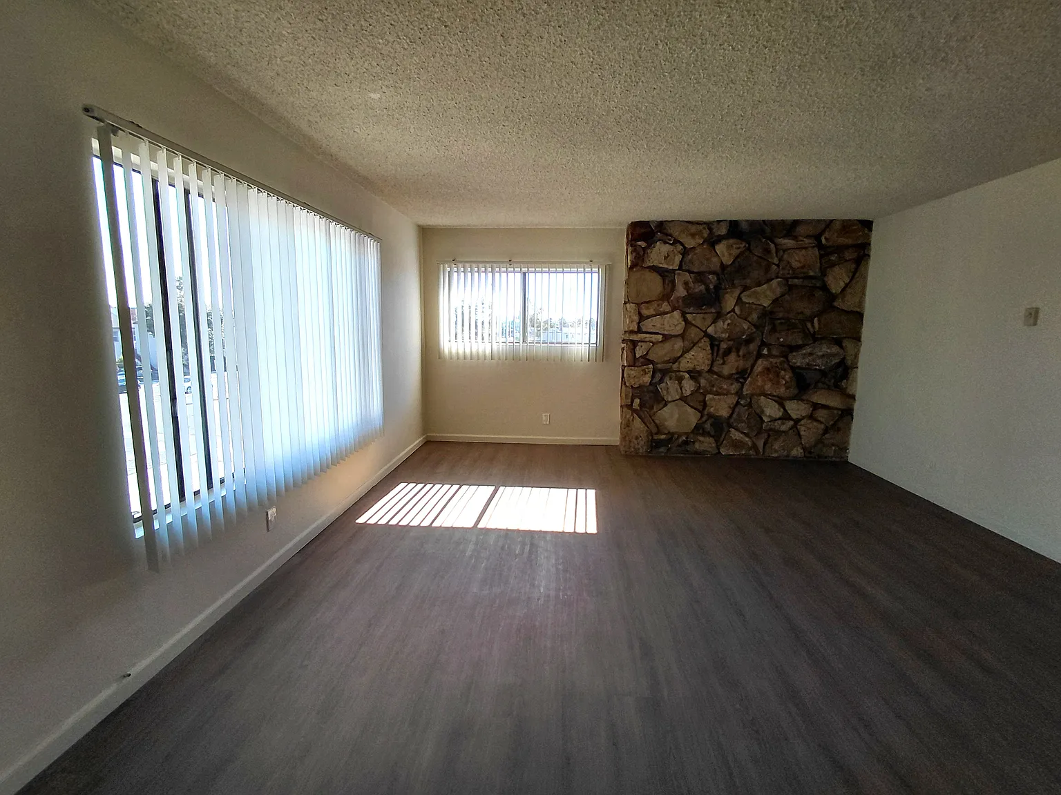 2 bed, 750 sqft, $2,050 — Photo 2